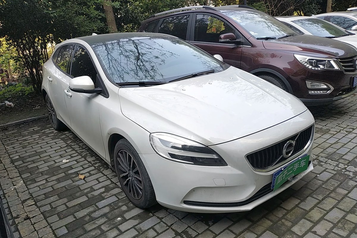 沃爾沃v40二手車值得買嗎(16年沃爾沃v40二手車多少錢)